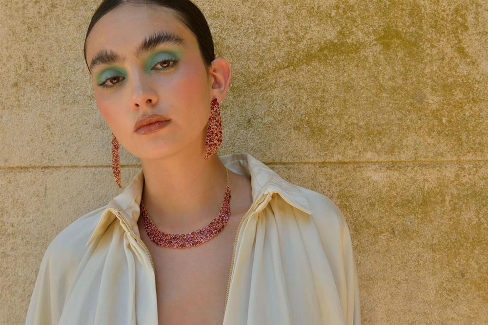 Silken Code de plata chapada en oro con circonitas rojas