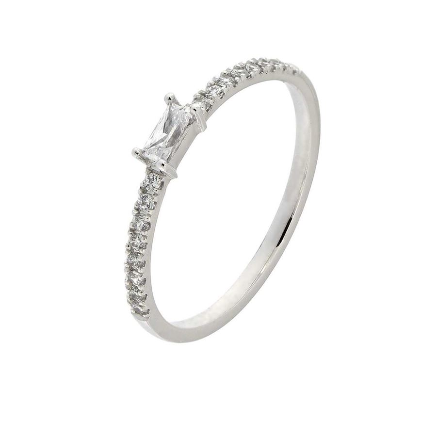 Foto de Sortija de oro blanco 18 kilates, 1 diamante en talla baguete de 0.13 quilates y 16 diamantes en talla brillante de 0.16 quilates total
