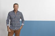 Foto de Camisa azul oscuro con estampado floral multicolor