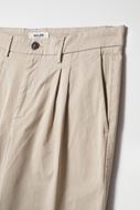 Foto de Pantalón chino corte straight color beige medio