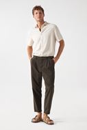 Foto de Pantalón chino corte straight color verde oscuro