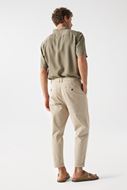 Foto de Pantalón chino corte straight color beige medio