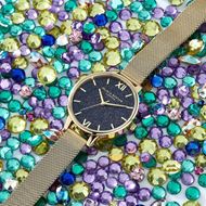 Foto de Reloj Olivia Burton esfera con purpurina. Reloj de malla dorada y azul marino de 34 mm