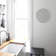 Foto de Reloj de pared gris guijarro y cromo cepillado