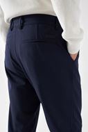 Foto de Pantalón chino azul marino corte regular