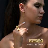 Foto de Anillo sello de plata con baño de oro amarillo satinado y circonitas en los laterales