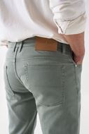 Foto de Pantalones vaqueros S-Activ slim fit color verde salvia