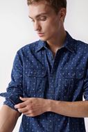 Foto de Camisa azul denim microprint