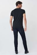 Foto de Camiseta cuello V Lycra en negro con detalle metal Salsa jeans 
