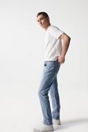 Foto de Pantalón vaquero azul medio slim fit