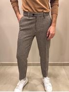 Foto de Pantalón cropped en pata de gallo slim fit marrón y negro