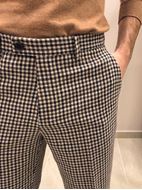 Foto de Pantalón cropped en pata de gallo slim fit marrón y negro