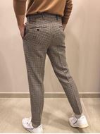 Foto de Pantalón cropped en pata de gallo slim fit marrón y negro