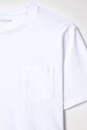 Foto de Camiseta blanca con bolsillo