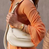 Foto de Bolso cruzado Sacroisé Petite beige y detalles dorados