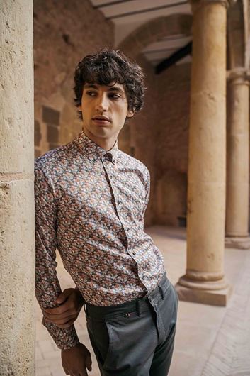 Foto de Camisa slim fit estampado geometrico multicolor