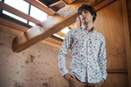 Foto de Camisa Regular fit estampado geometrico floral azul gris amarillo