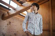 Foto de Camisa slim fit estampado geometrico floral azul gris amarillo