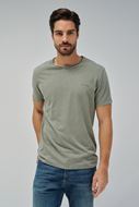 Foto de Camiseta verde salvia cuello en pico