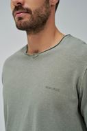 Picture of Camiseta verde salvia cuello en pico