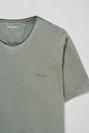 Picture of Camiseta verde salvia cuello en pico