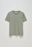 Foto de Camiseta verde salvia cuello en pico