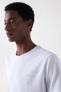 Foto de Camiseta blanca cuello en pico