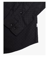 Foto de Camisa negra manga larga con microestampado perforado