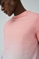 Foto de Camiseta manga corta con efecto degradado color rosa