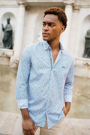 Foto de Camisa estampado triangular en tonos azules y marrones