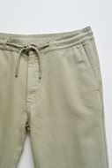 Foto de Pantalón jogger regular fit con lino verde caqui