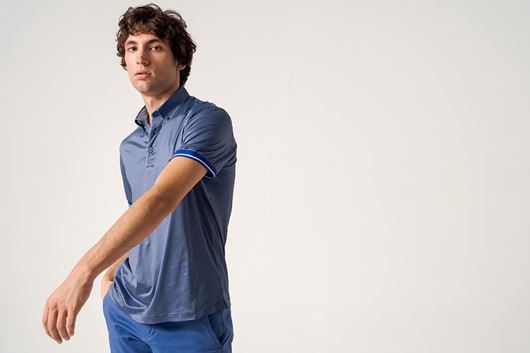 Foto de Polo manga corta microestampado lunares azul