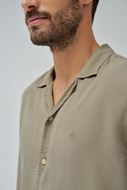 Foto de Camisa bowling verde caqui en tencel