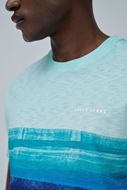 Foto de Camiseta azul agua estampado olas de mar
