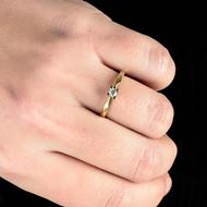 Foto de Solitario brazo facetado pulido en oro amarillo 18kt y circonita blanca