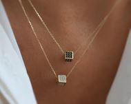 Foto de Gargantilla cubo de oro amarillo 18kt y circonitas blancas