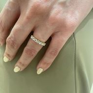 Foto de Sortija en oro amarillo 18kt y 7 circonitas blancas brillantes engastadas en garras