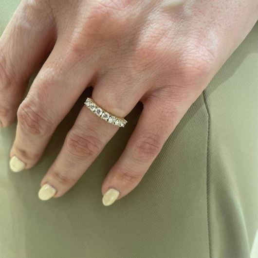 Foto de Sortija en oro amarillo 18kt y 7 circonitas blancas brillantes engastadas en garras