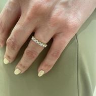 Foto de Sortija en oro amarillo 18kt y 7 circonitas blancas brillantes engastadas en garras
