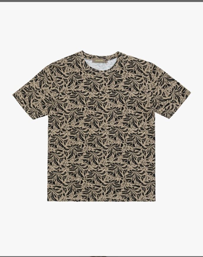 Foto de Camiseta estampado tropical beige y negro