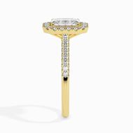 Foto de Sortija de oro amarillo con circonita central talla esmeralda y orla de circonitas blancas