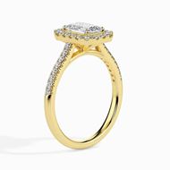Foto de Sortija de oro amarillo con circonita central talla esmeralda y orla de circonitas blancas
