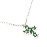 Foto de Cruz de oro blanco 18kt y circonitas verde esmeralda