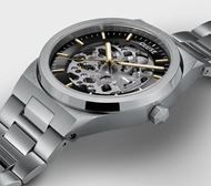 Foto de Reloj Cluse automático Vigoureux de acero, color negro y plateado.