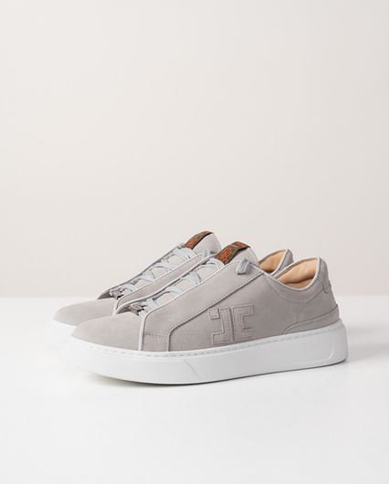 Foto de Zapatillas de serraje gris con suela blanca