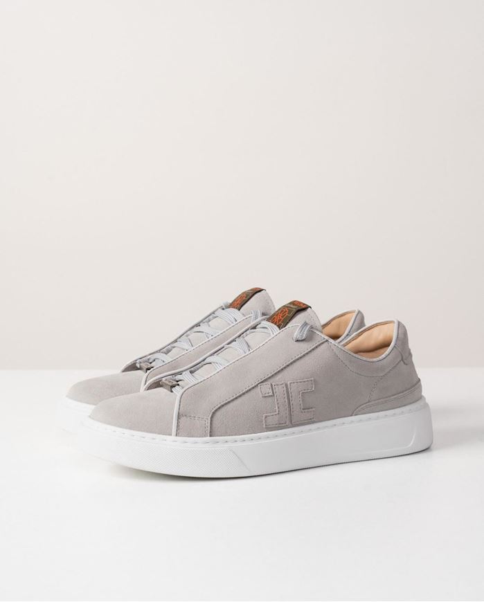 Foto de Zapatillas de serraje gris con suela blanca