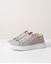 Foto de Zapatillas de serraje gris con suela blanca