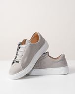 Foto de Zapatillas de serraje gris con suela blanca