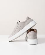 Foto de Zapatillas de serraje gris con suela blanca