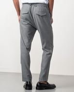 Foto de Pantalón sport chino de franela ligera gris medio a rayas diplomáticas